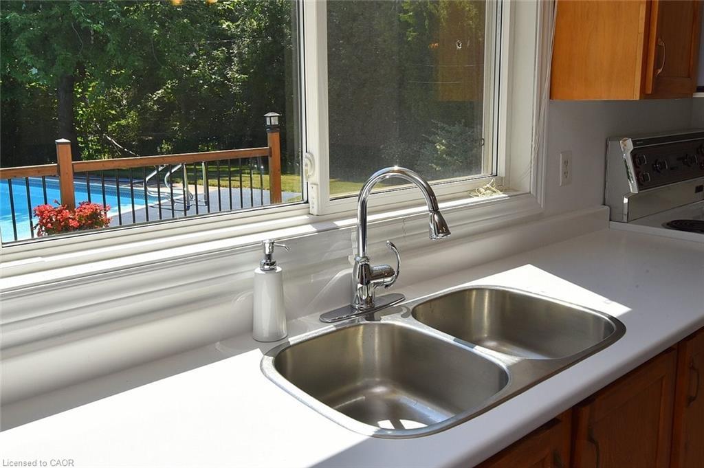 552 Hull Court, Burlington, ON - Indoor Photo Showing Kitchen With Double Sink