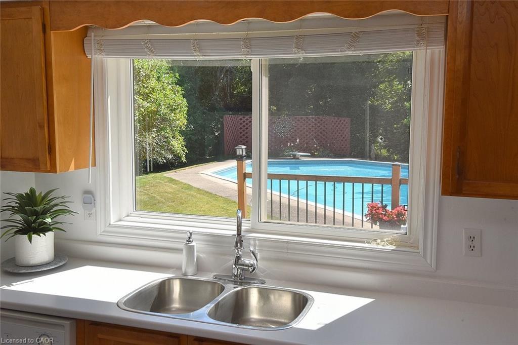552 Hull Court, Burlington, ON - Indoor Photo Showing Kitchen With Double Sink