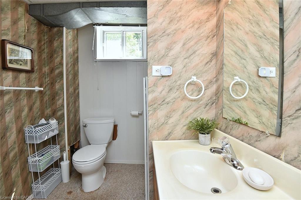 552 Hull Court, Burlington, ON - Indoor Photo Showing Bathroom