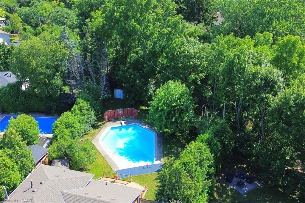 552 Hull Court, Burlington, ON - Outdoor With In Ground Pool