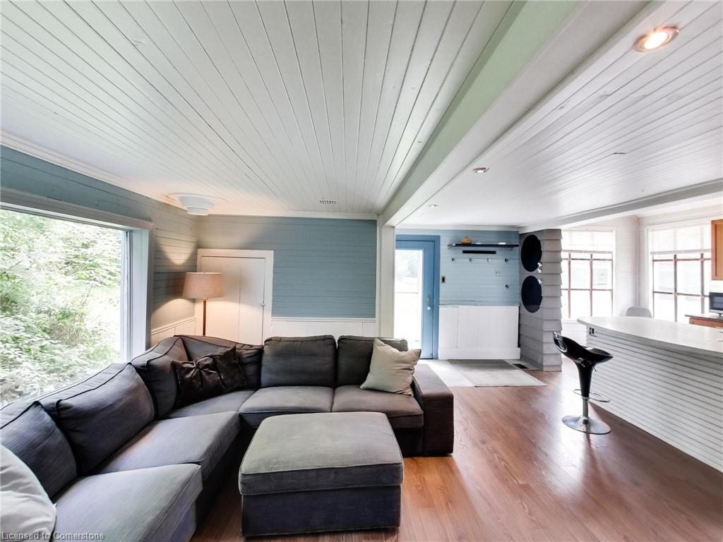 6142 Guelph Line, Burlington, ON - Indoor Photo Showing Living Room