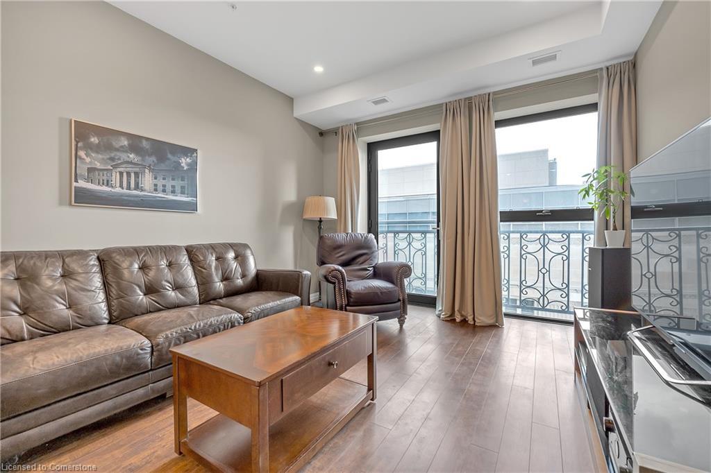 1006-112 King Street E, Hamilton, ON - Indoor Photo Showing Living Room