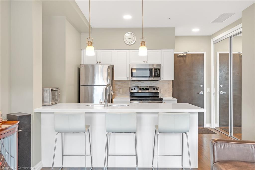 1006-112 King Street E, Hamilton, ON - Indoor Photo Showing Kitchen With Upgraded Kitchen