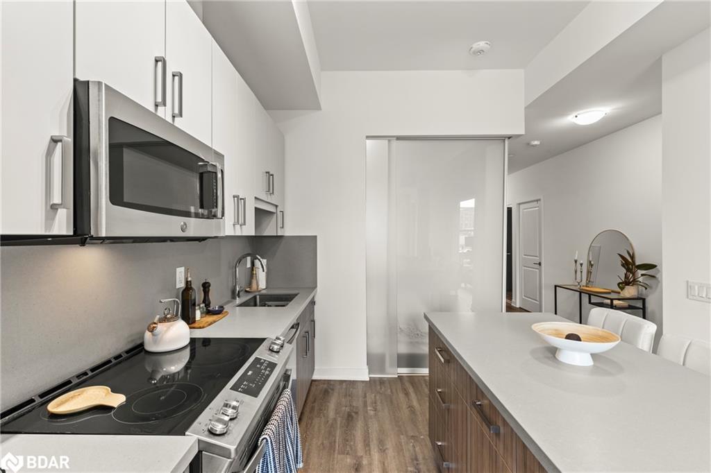 307-2007 James Street Street, Burlington, ON - Indoor Photo Showing Kitchen With Upgraded Kitchen
