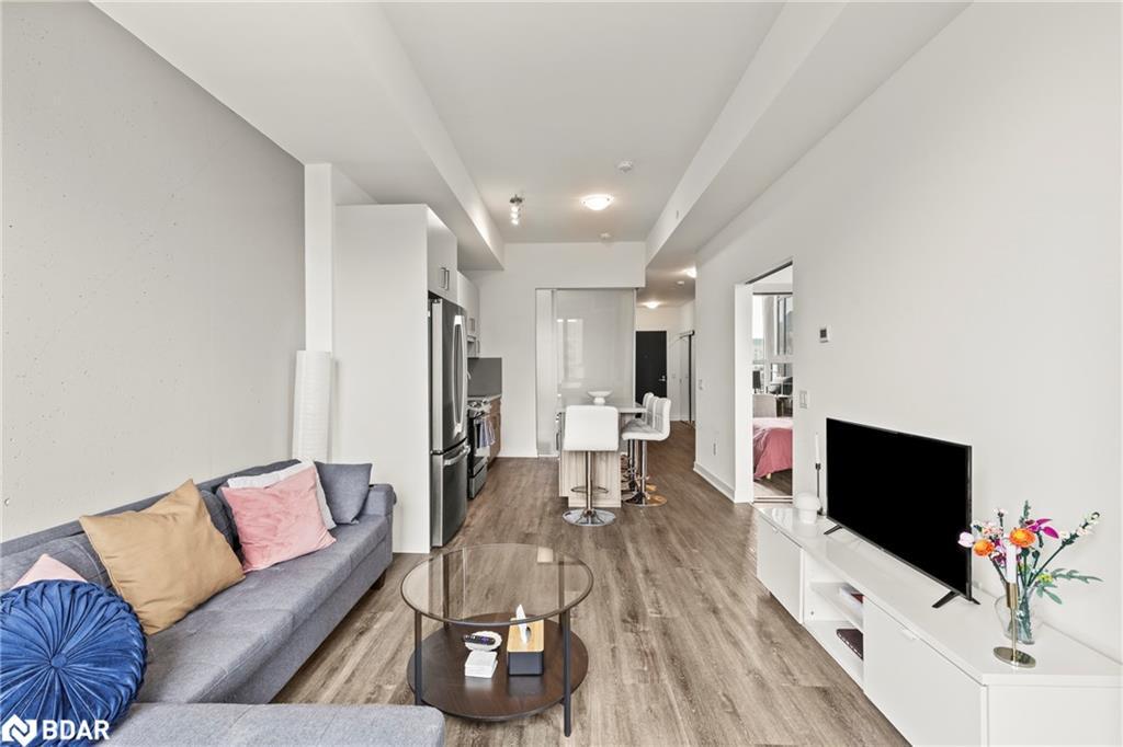 307-2007 James Street Street, Burlington, ON - Indoor Photo Showing Living Room