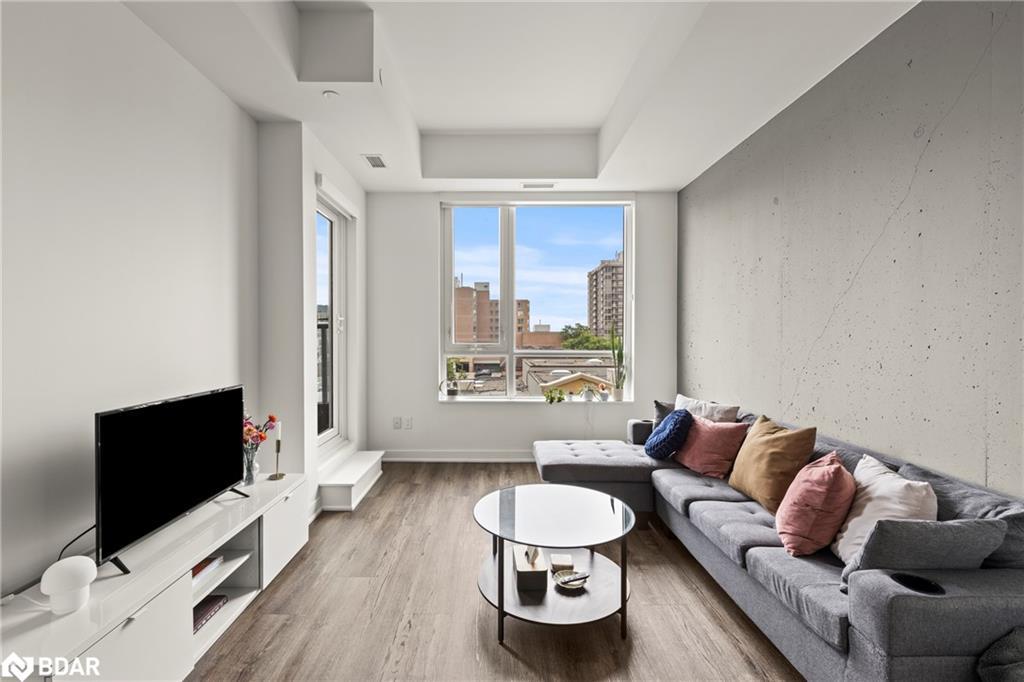 307-2007 James Street Street, Burlington, ON - Indoor Photo Showing Living Room