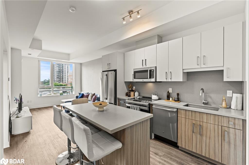 307-2007 James Street Street, Burlington, ON - Indoor Photo Showing Kitchen