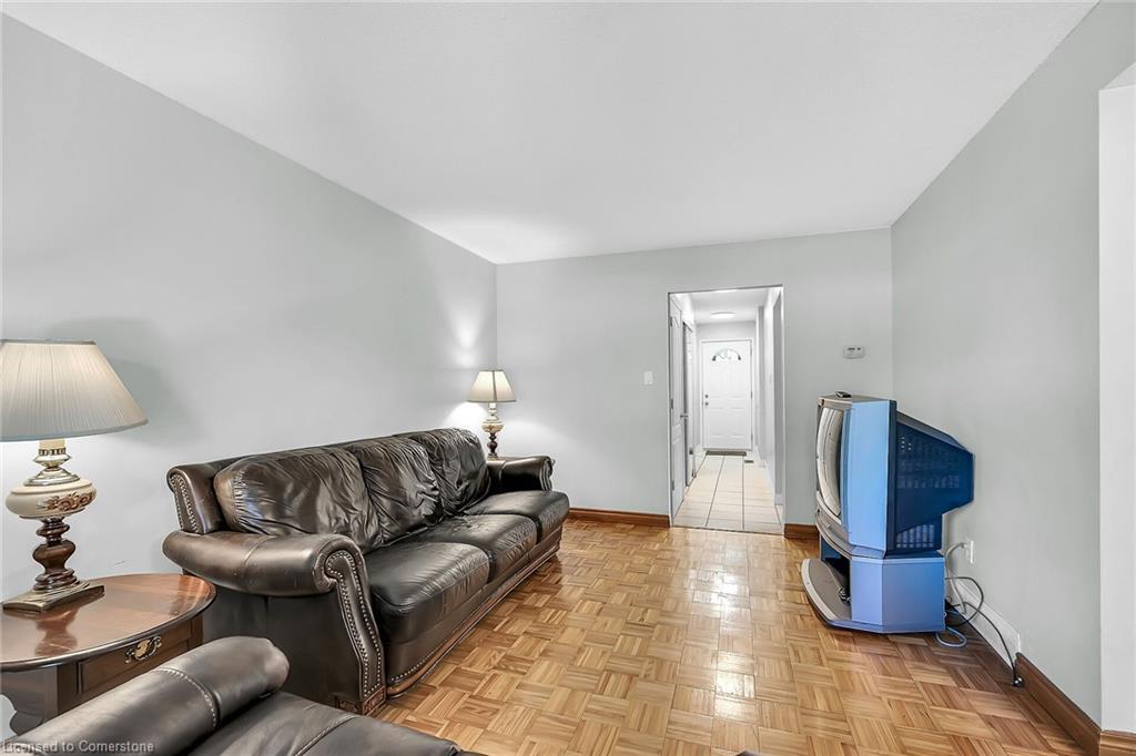 18-1460 Garth Street, Hamilton, ON - Indoor Photo Showing Living Room