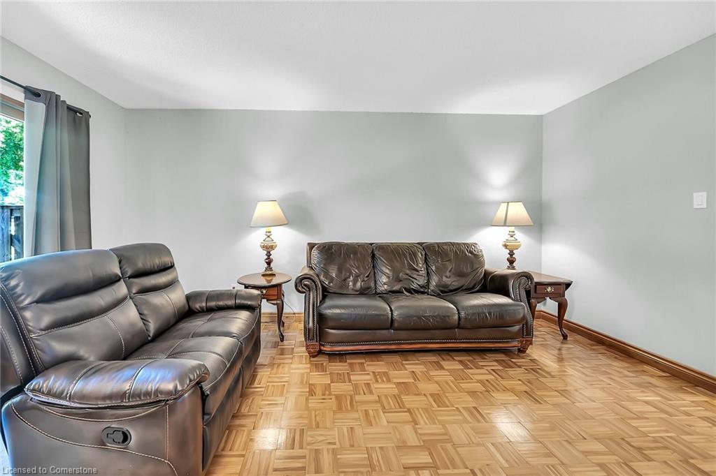 18-1460 Garth Street, Hamilton, ON - Indoor Photo Showing Living Room