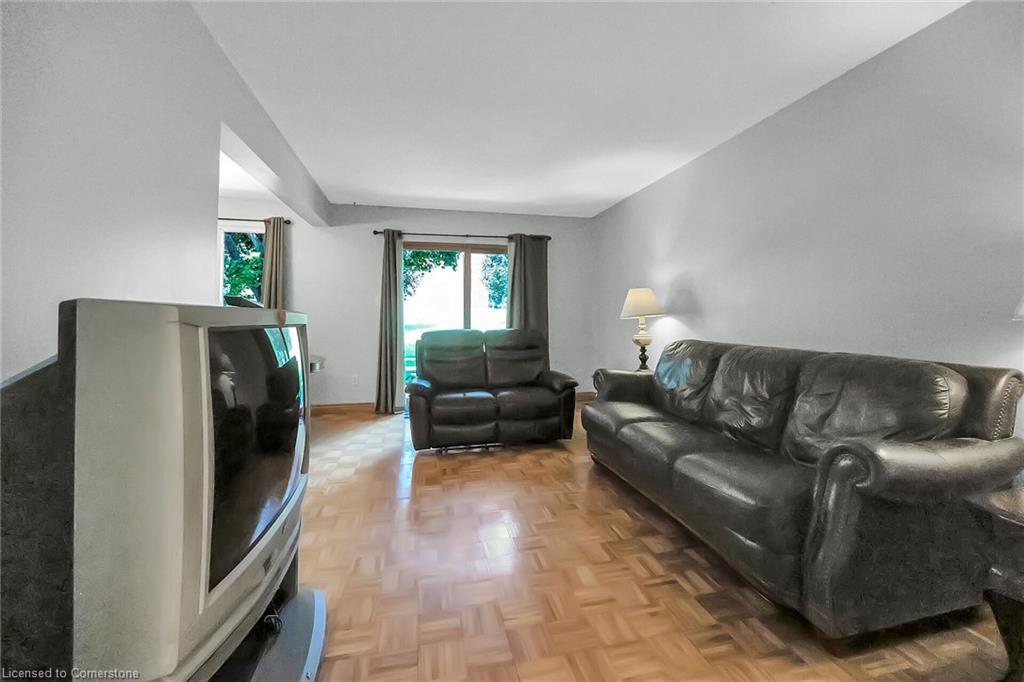 18-1460 Garth Street, Hamilton, ON - Indoor Photo Showing Living Room