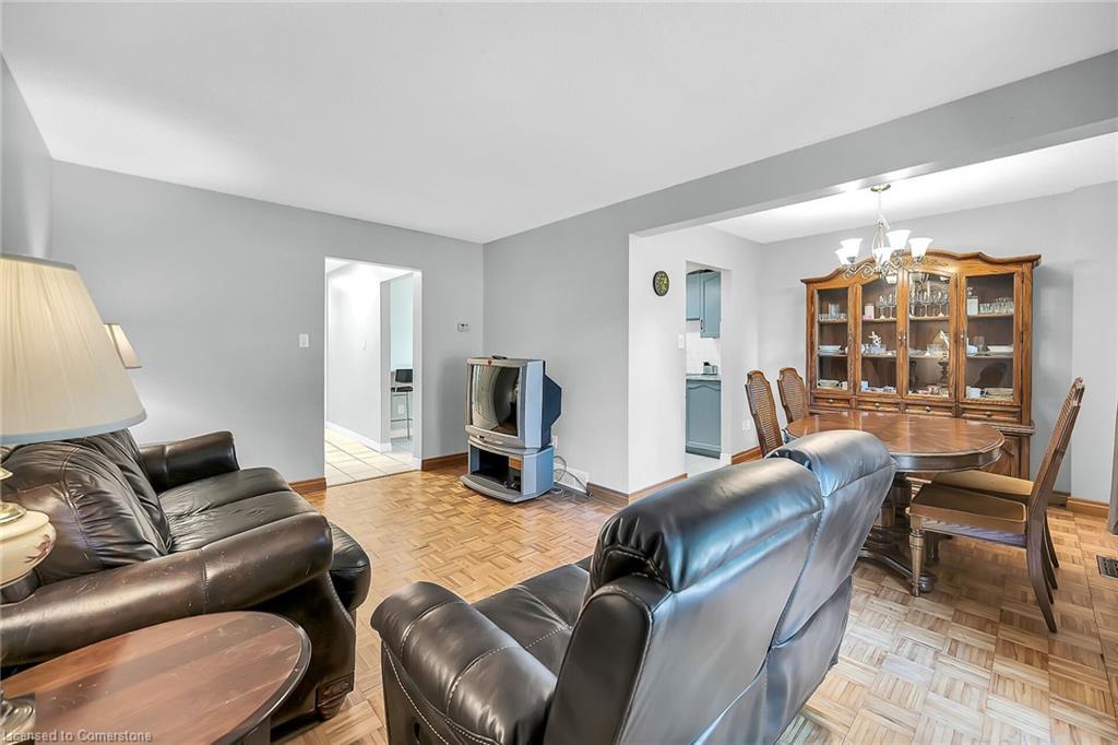 18-1460 Garth Street, Hamilton, ON - Indoor Photo Showing Living Room