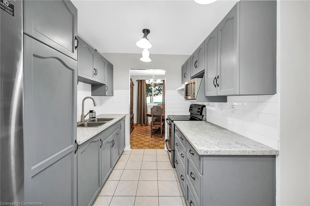 18-1460 Garth Street, Hamilton, ON - Indoor Photo Showing Kitchen With Double Sink