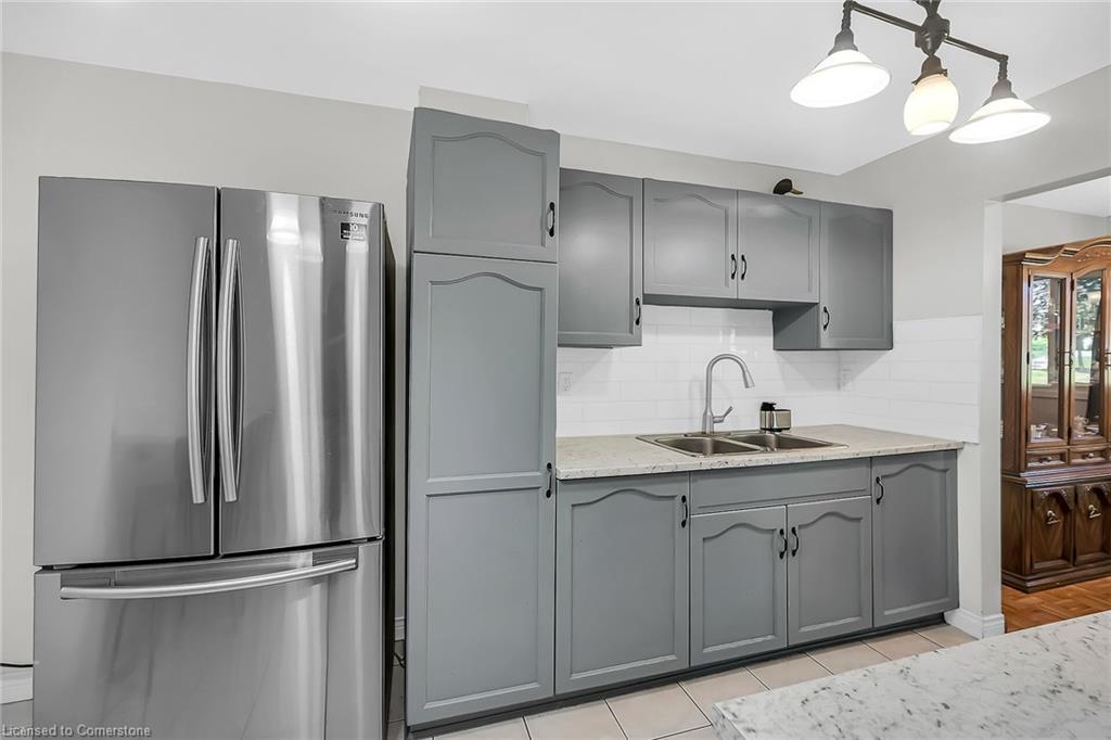 18-1460 Garth Street, Hamilton, ON - Indoor Photo Showing Kitchen With Double Sink