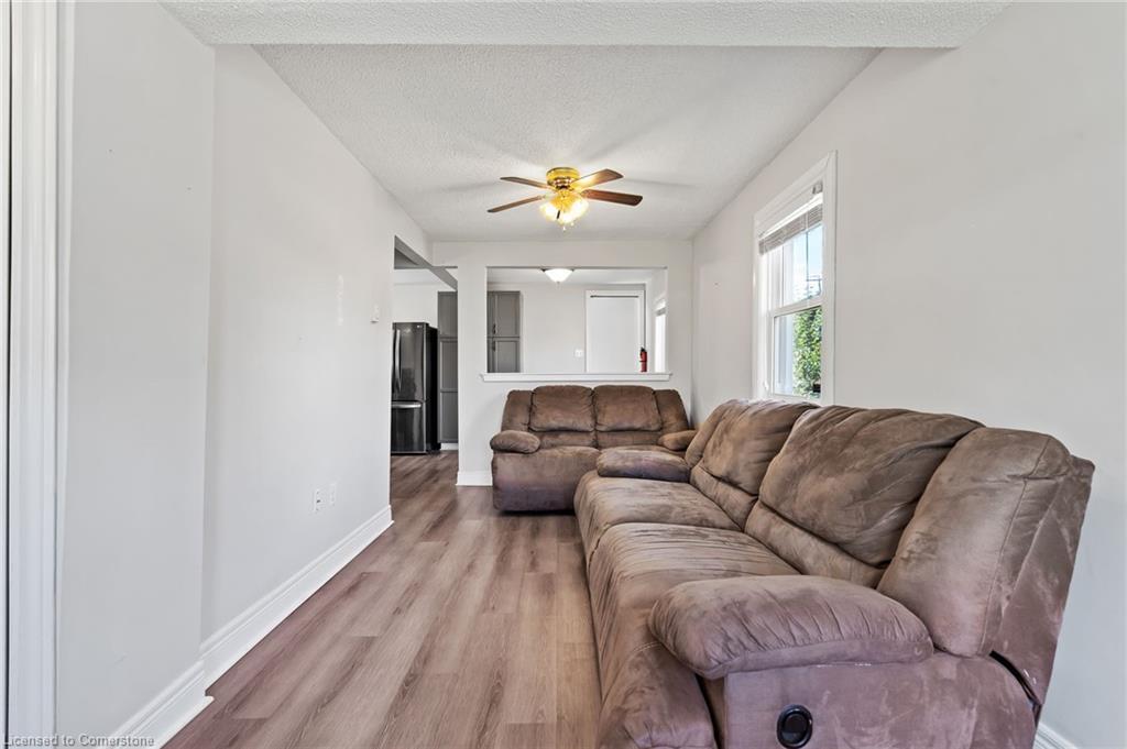 111 Rykert Street, St. Catharines, ON - Indoor Photo Showing Living Room
