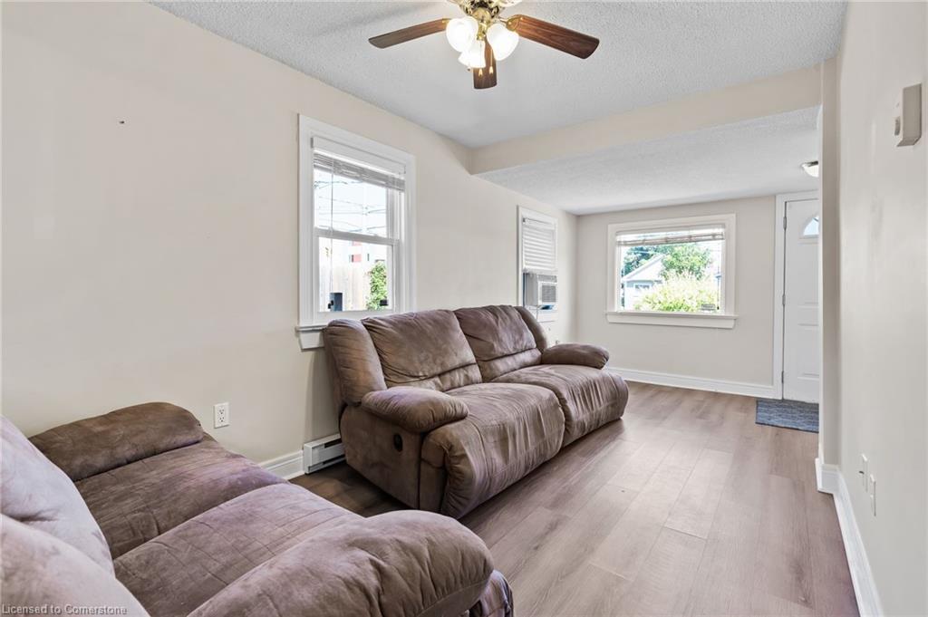 111 Rykert Street, St. Catharines, ON - Indoor Photo Showing Living Room