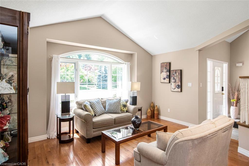 149 Dorchester Drive, Grimsby, ON - Indoor Photo Showing Living Room