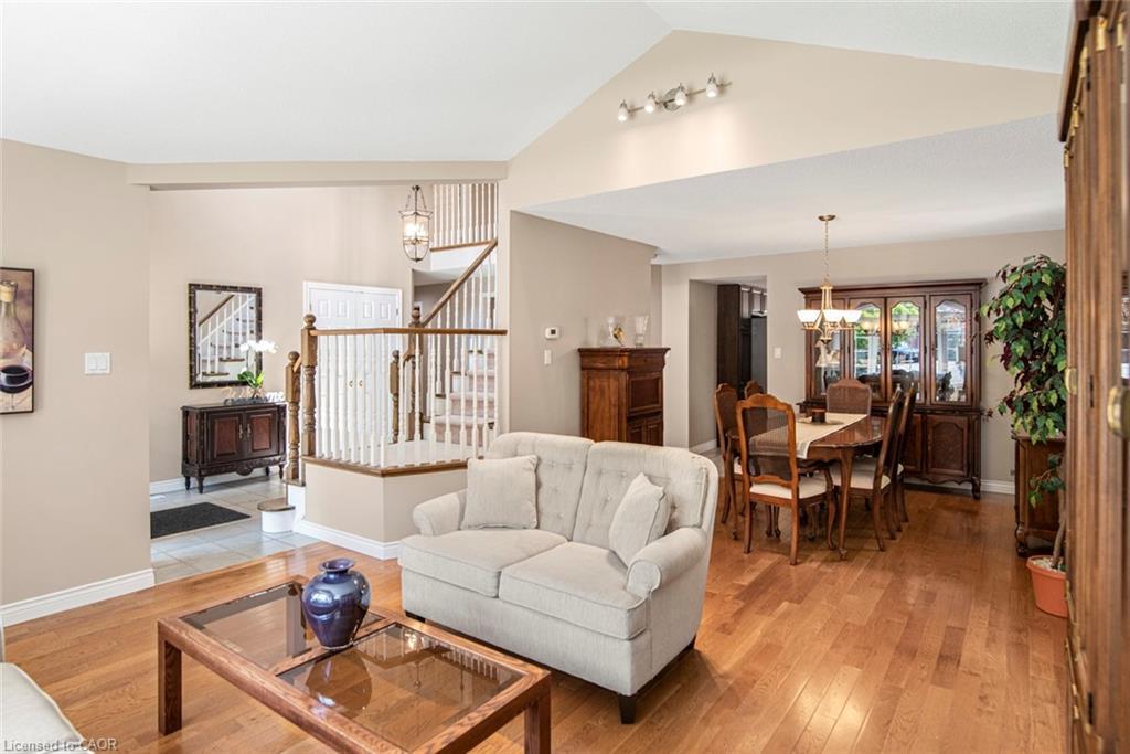 149 Dorchester Drive, Grimsby, ON - Indoor Photo Showing Living Room