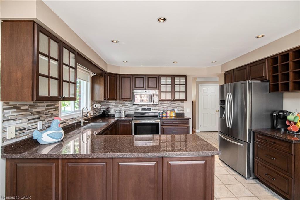 149 Dorchester Drive, Grimsby, ON - Indoor Photo Showing Kitchen With Double Sink With Upgraded Kitchen