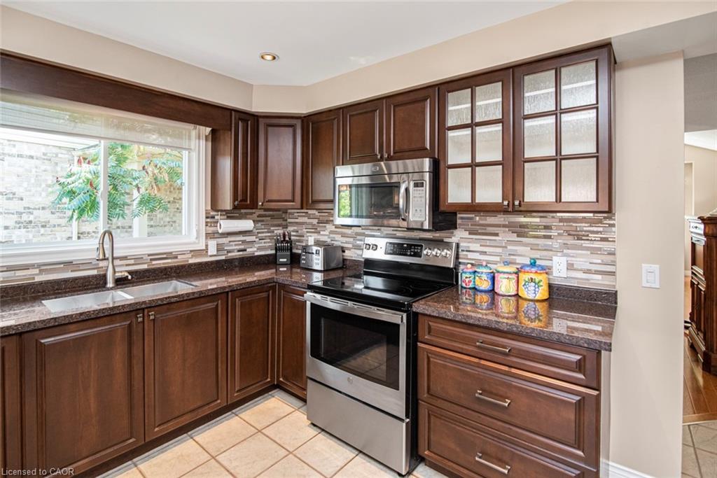 149 Dorchester Drive, Grimsby, ON - Indoor Photo Showing Kitchen