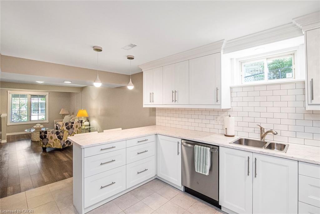 149 Dorchester Drive, Grimsby, ON - Indoor Photo Showing Kitchen With Double Sink With Upgraded Kitchen