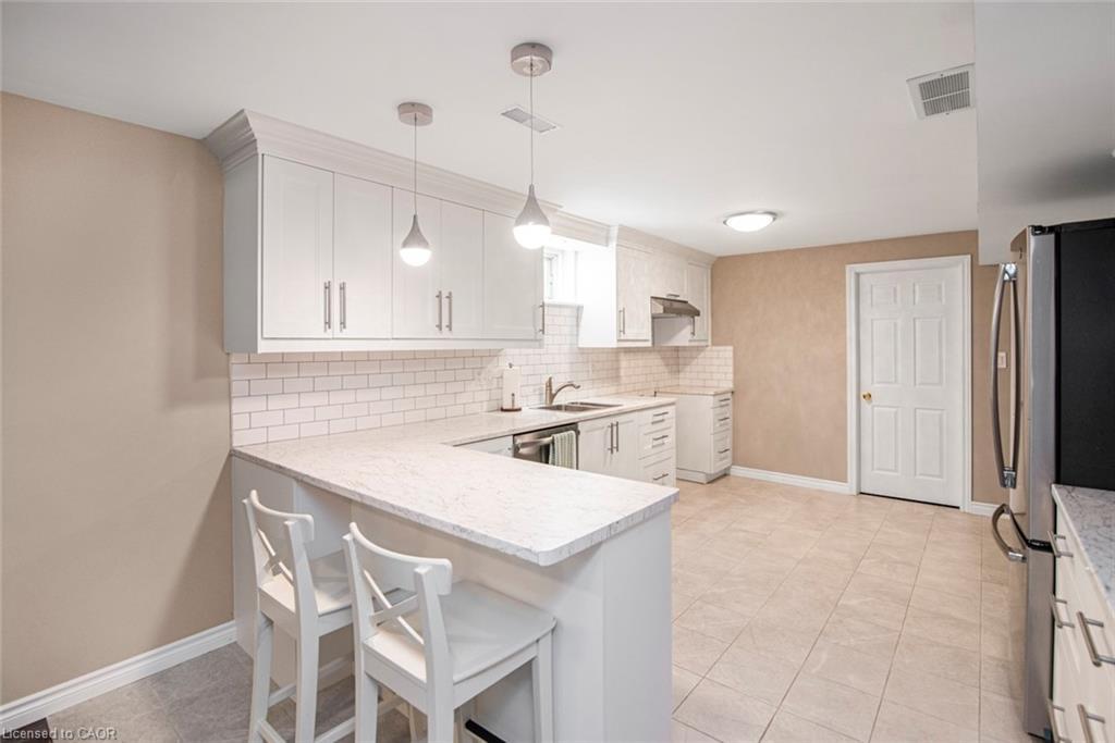 149 Dorchester Drive, Grimsby, ON - Indoor Photo Showing Kitchen