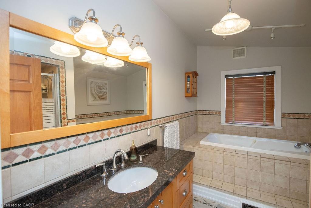 92 Auchmar Road, Hamilton, ON - Indoor Photo Showing Bathroom