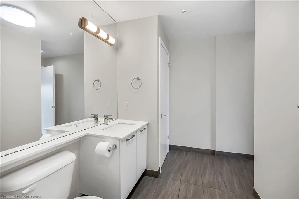307-455 Charlton Avenue E, Hamilton, ON - Indoor Photo Showing Bathroom