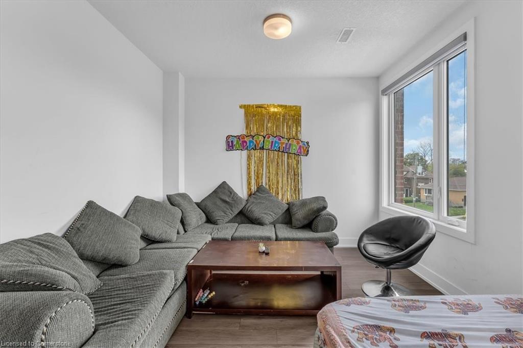 10-99 Roger Street, Waterloo, ON - Indoor Photo Showing Living Room
