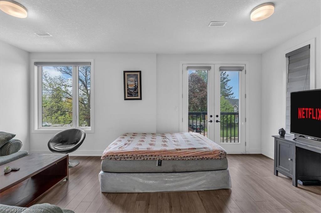 10-99 Roger Street, Waterloo, ON - Indoor Photo Showing Bedroom