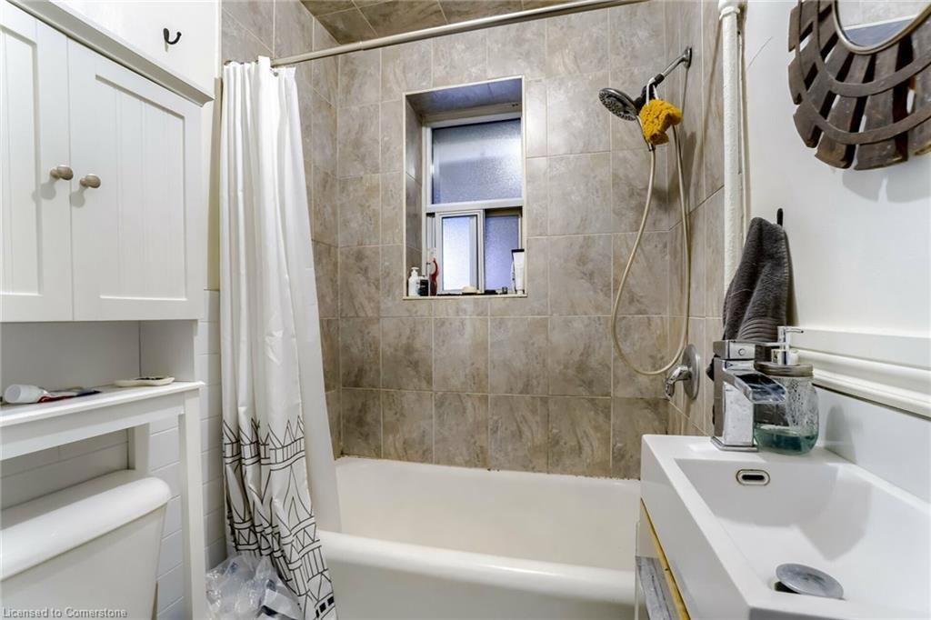 9-2 Vineland Avenue, Hamilton, ON - Indoor Photo Showing Bathroom