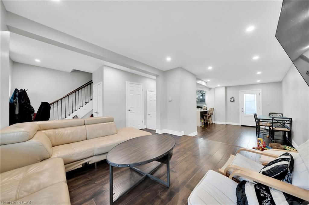 199 Bay Street N, Hamilton, ON - Indoor Photo Showing Living Room