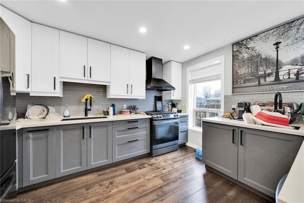 199 Bay Street N, Hamilton, ON - Indoor Photo Showing Kitchen With Upgraded Kitchen