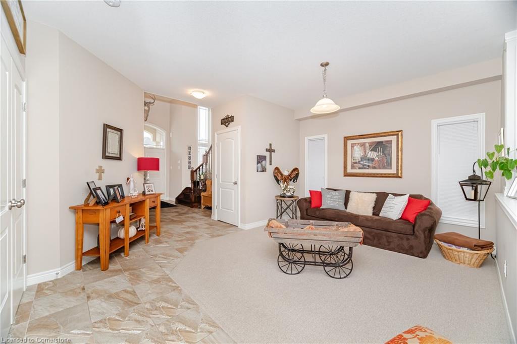 118 Lampman Drive, Grimsby, ON - Indoor Photo Showing Living Room