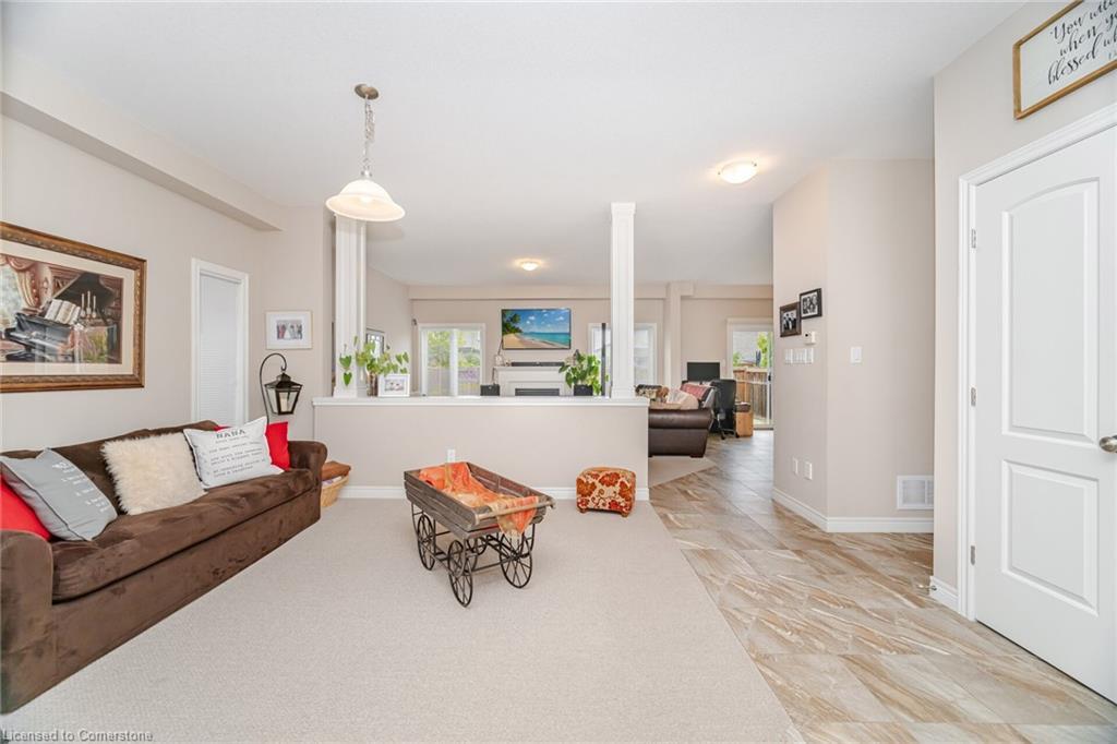 118 Lampman Drive, Grimsby, ON - Indoor Photo Showing Living Room