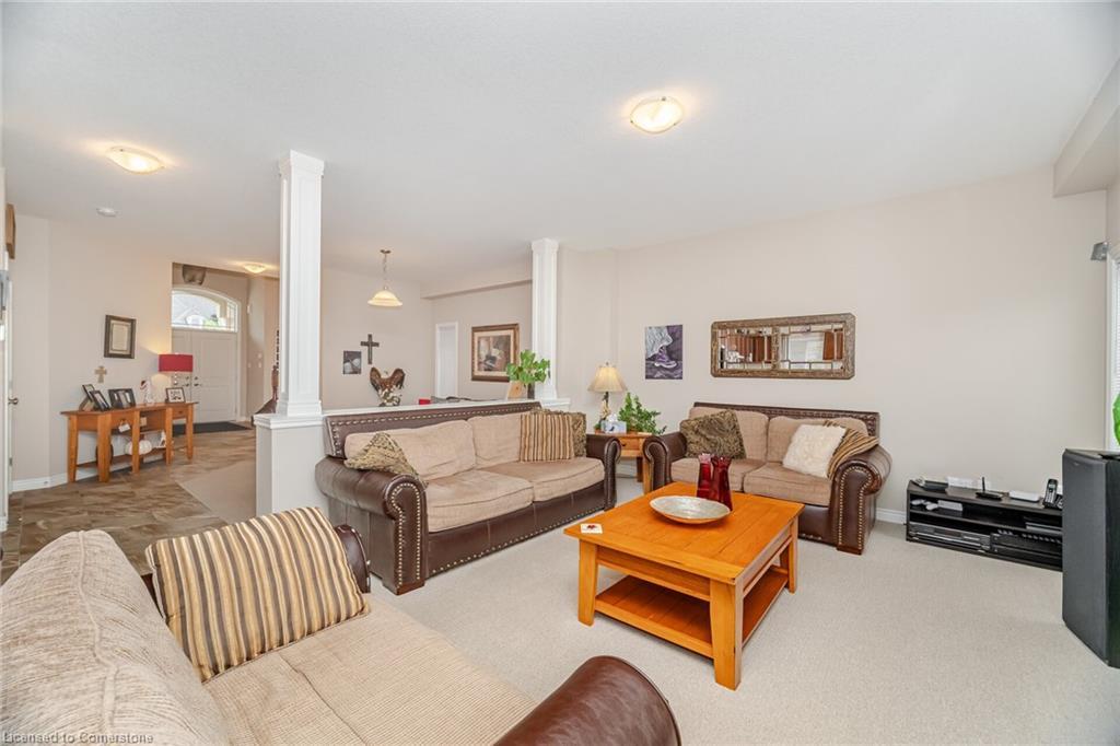 118 Lampman Drive, Grimsby, ON - Indoor Photo Showing Living Room