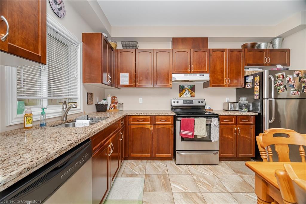 118 Lampman Drive, Grimsby, ON - Indoor Photo Showing Kitchen With Double Sink
