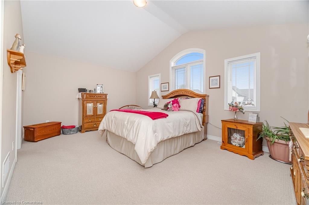 118 Lampman Drive, Grimsby, ON - Indoor Photo Showing Bedroom