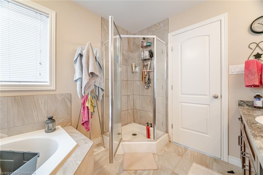 118 Lampman Drive, Grimsby, ON - Indoor Photo Showing Bathroom