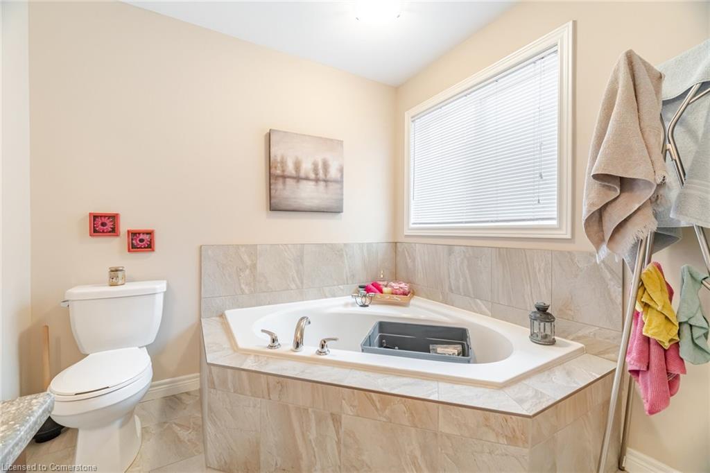 118 Lampman Drive, Grimsby, ON - Indoor Photo Showing Bathroom