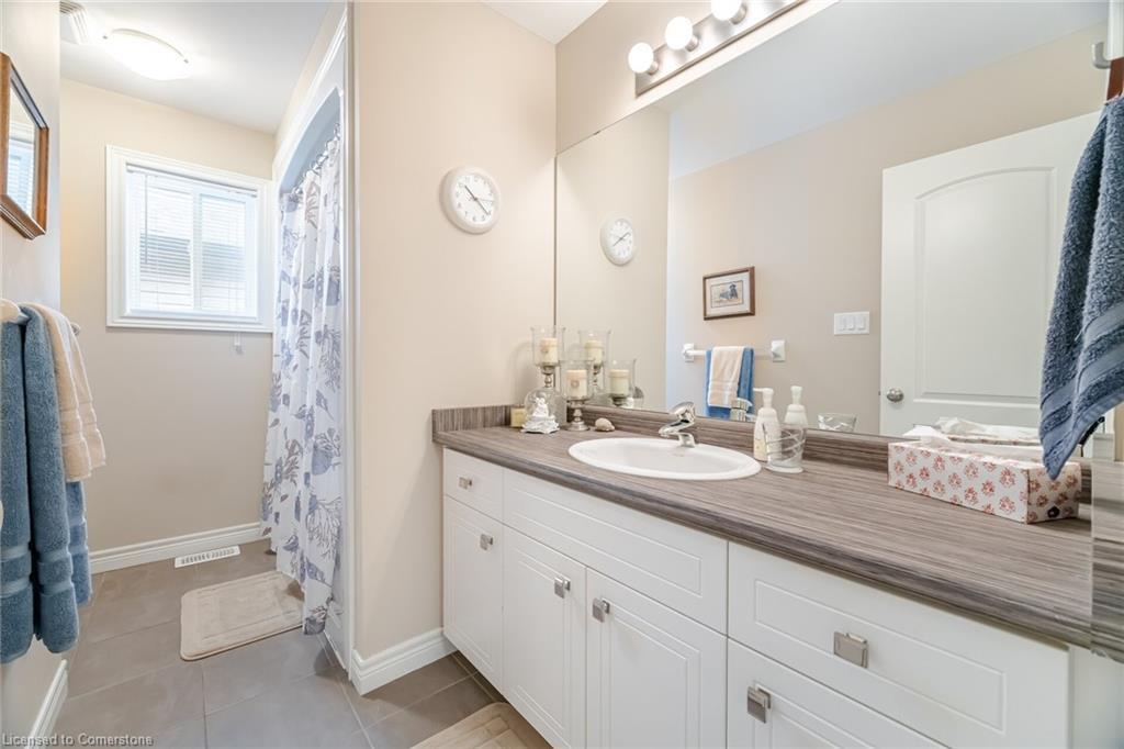 118 Lampman Drive, Grimsby, ON - Indoor Photo Showing Bathroom