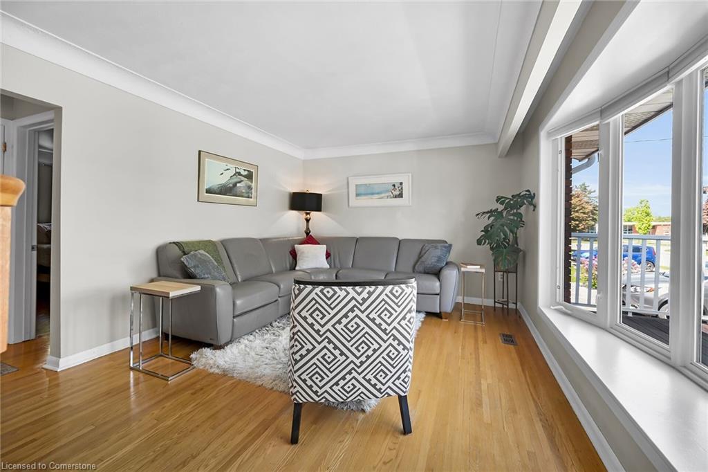 130 West 26Th Street, Hamilton, ON - Indoor Photo Showing Living Room