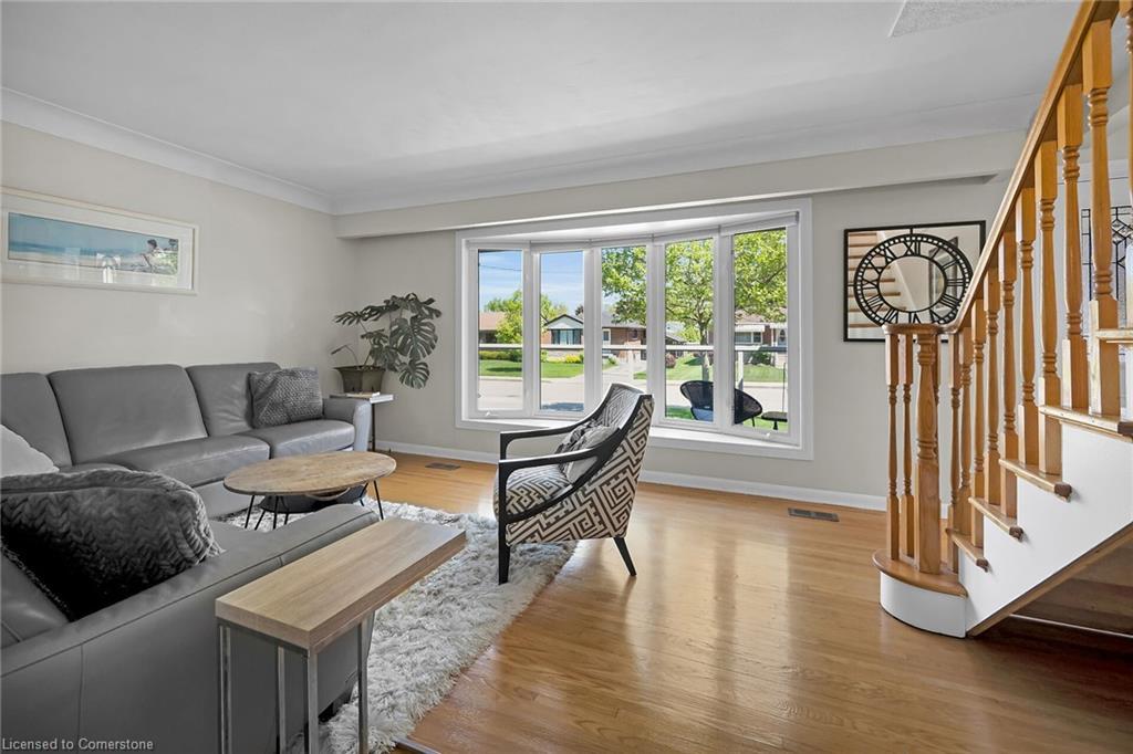 130 West 26Th Street, Hamilton, ON - Indoor Photo Showing Living Room