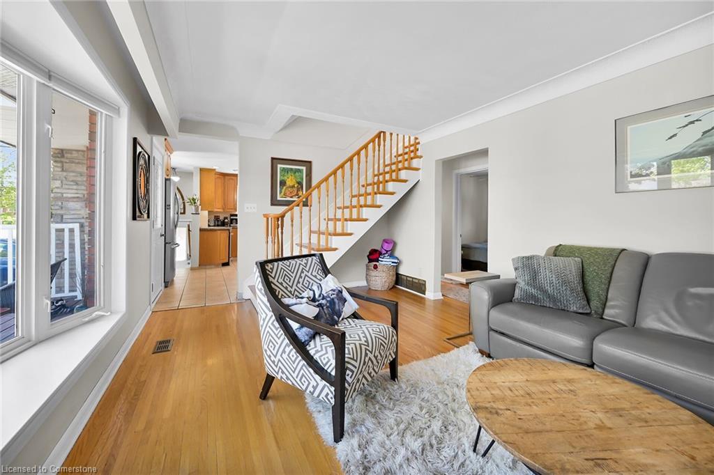 130 West 26Th Street, Hamilton, ON - Indoor Photo Showing Living Room