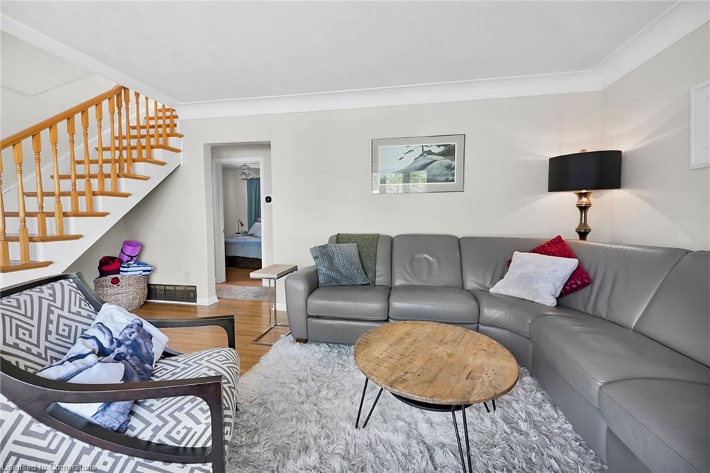 130 West 26Th Street, Hamilton, ON - Indoor Photo Showing Living Room