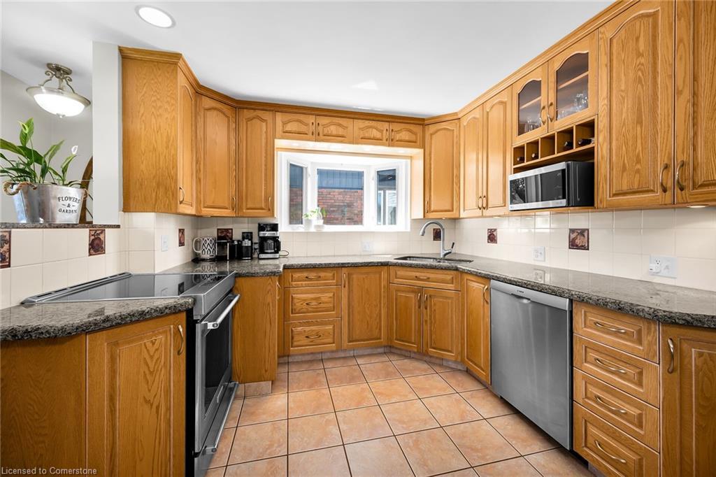 130 West 26Th Street, Hamilton, ON - Indoor Photo Showing Kitchen