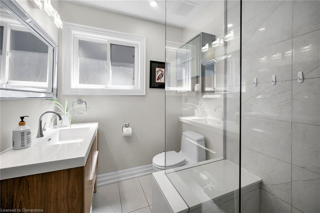 130 West 26Th Street, Hamilton, ON - Indoor Photo Showing Bathroom