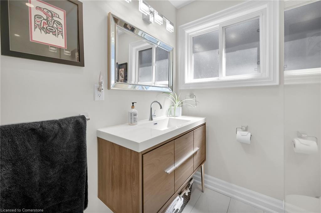 130 West 26Th Street, Hamilton, ON - Indoor Photo Showing Bathroom
