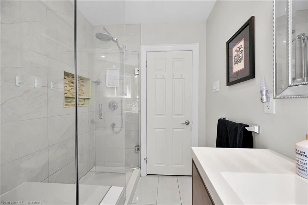130 West 26Th Street, Hamilton, ON - Indoor Photo Showing Bathroom