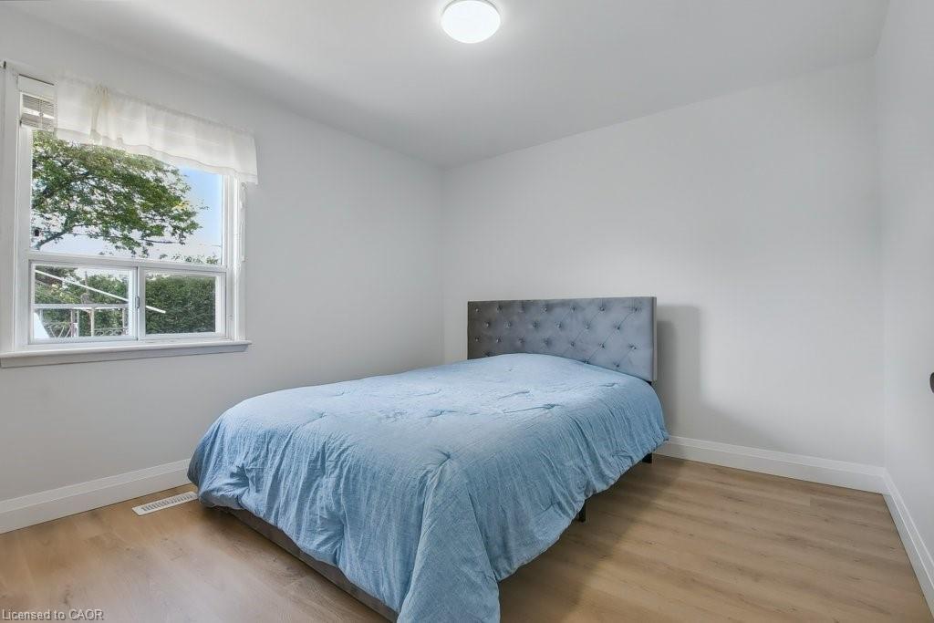 111 Castlefield Drive, Hamilton, ON - Indoor Photo Showing Bedroom