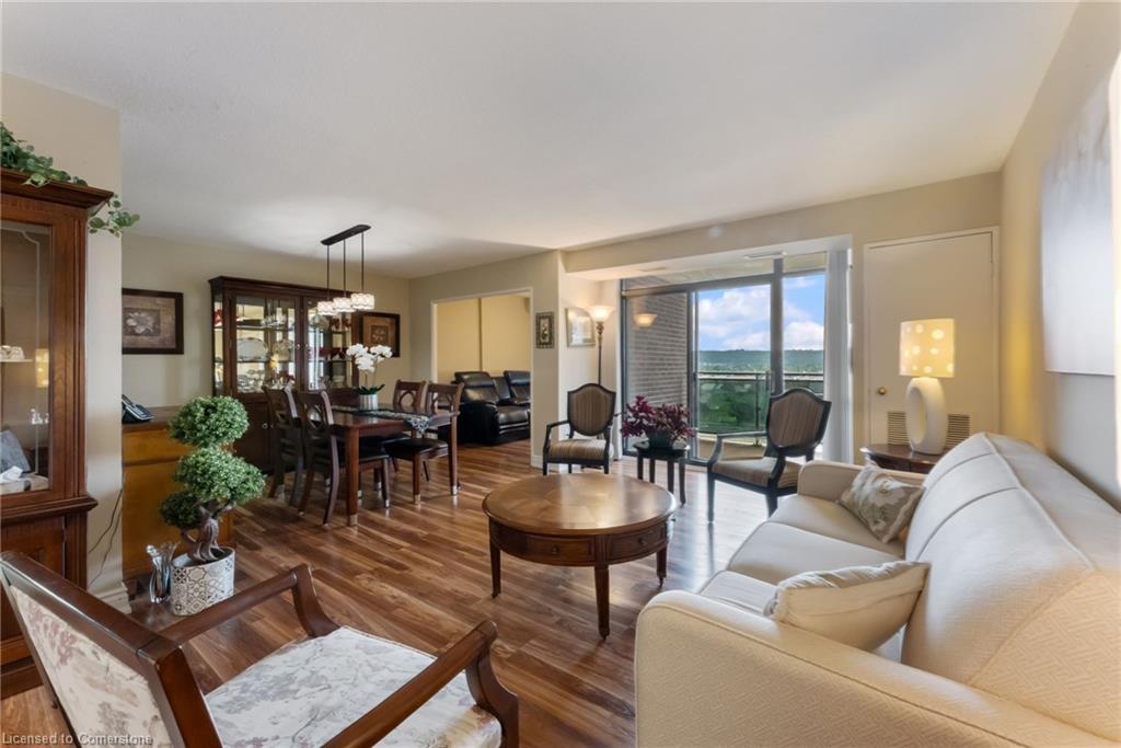 1605-301 Frances Avenue, Stoney Creek, ON - Indoor Photo Showing Living Room